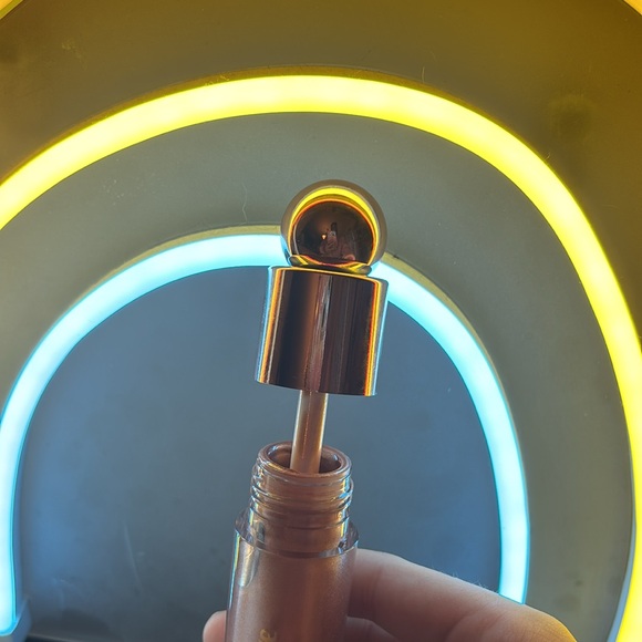 Brand new! Liquid glow highlighter! Retail is $12 - Picture 4 of 6